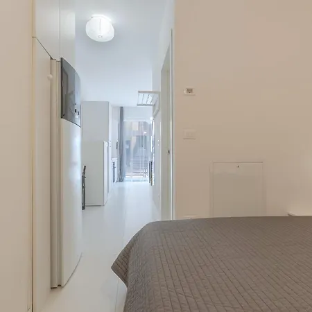 Academy Of Fine Arts -modern Apt. With Balcony! * Bologna