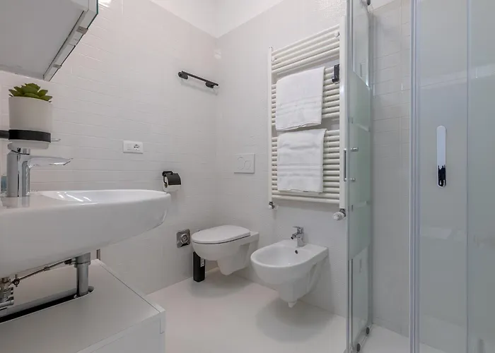 Apartment Guesthost - Academy Of Fine Arts - Modern With Balcony!