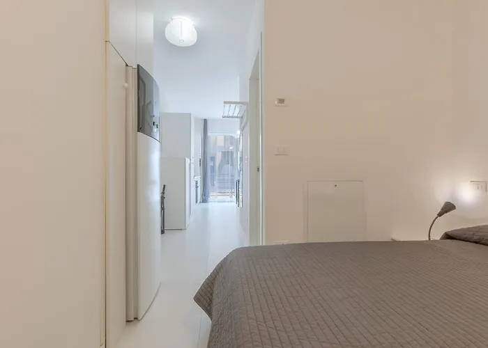 Guesthost - Academy Of Fine Arts - Modern With Balcony! * Bologna