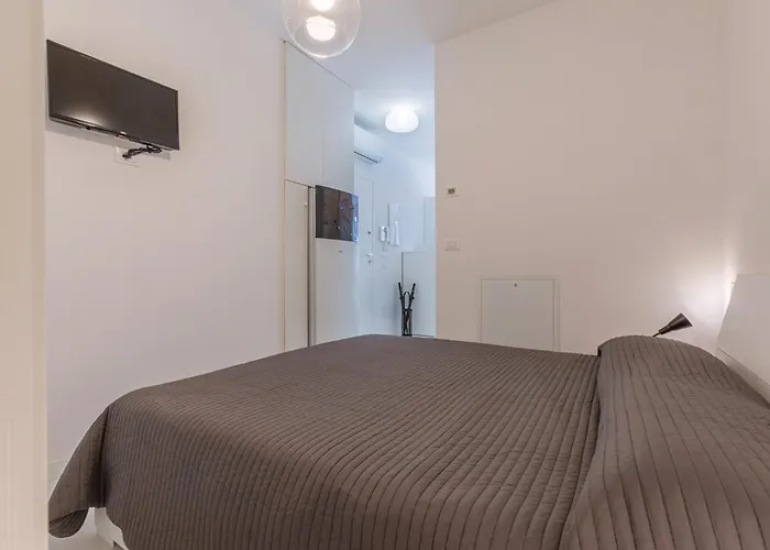 Guesthost - Academy Of Fine Arts - Modern With Balcony! Lägenhet Bologna