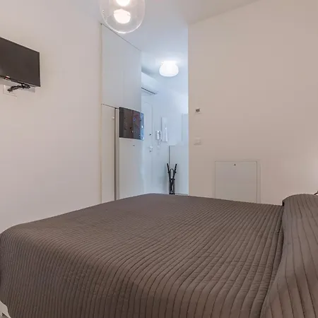 Guesthost - Academy Of Fine Arts - Modern With Balcony! דירה בולוניה